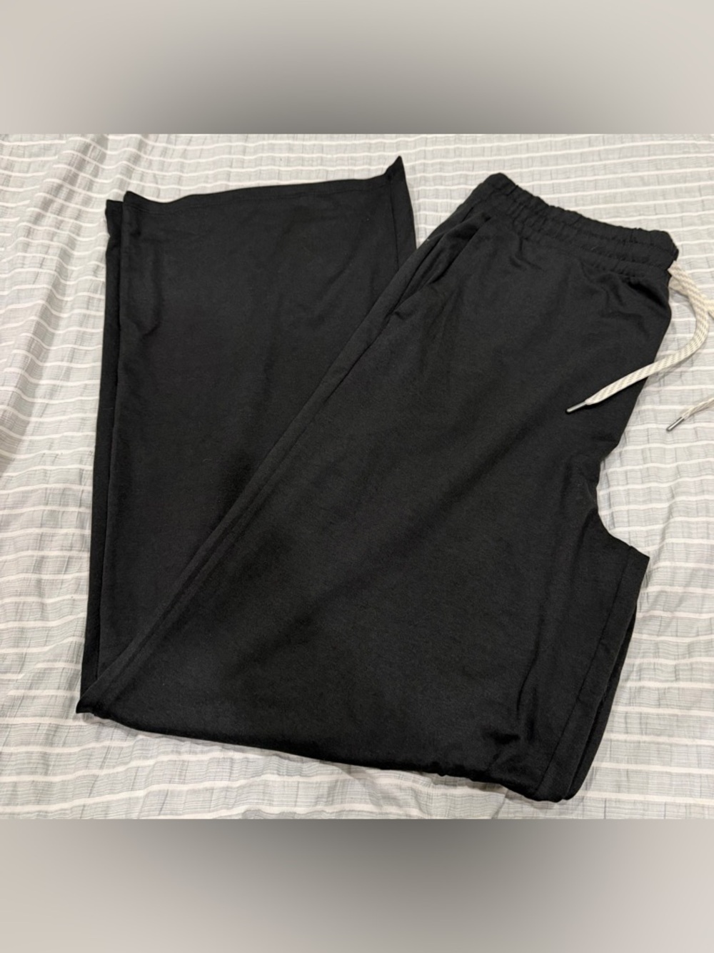 Vuori Black Wideleg Halo Essential Track Pants - Picture 3 of 5